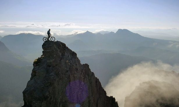 【写真を見る】崖の上でサイクリング!?世界の命知らずが観る絶景が怖すぎる…！【写真21点】