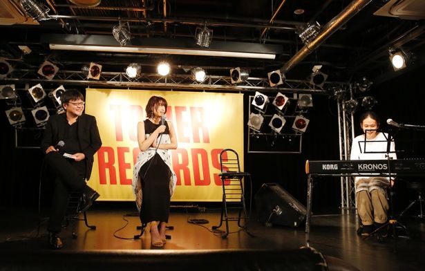 【写真を見る】音楽を手掛けた高木正勝がピアノを生演奏！監督リクエストの楽曲に上白石も感動