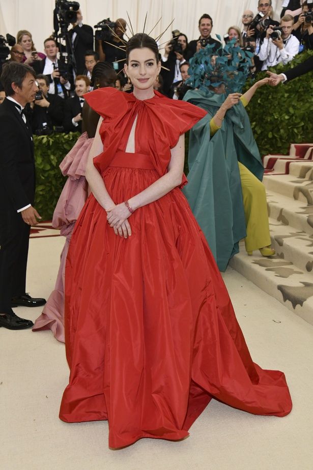 メットガラには真っ赤なドレスで登場した