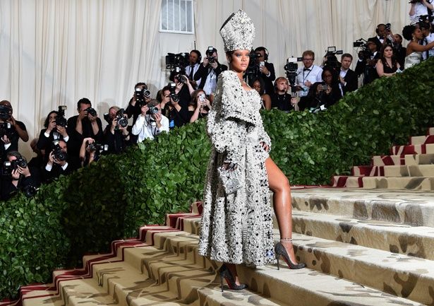 メットガラ2018では、教皇のようなファッションを披露