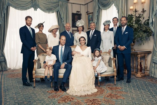 【写真を見る】エリザベス女王は不在…ルイ王子の洗礼式写真にミドルトン家集合