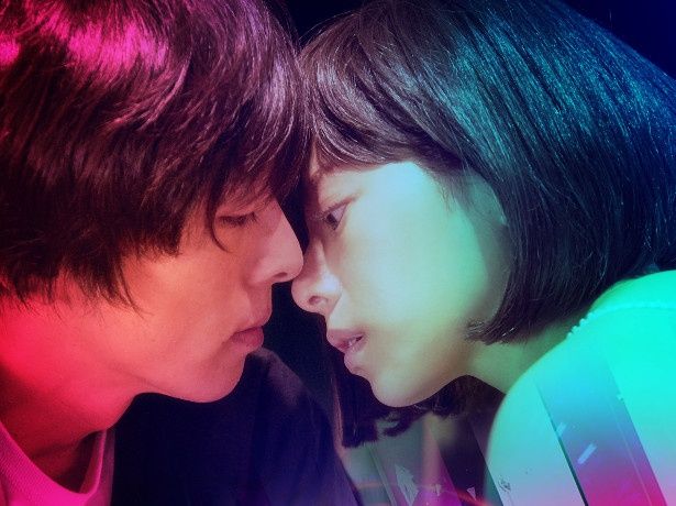 【写真を見る】桜井ユキと高橋一生のロマンティックなラブシーン
