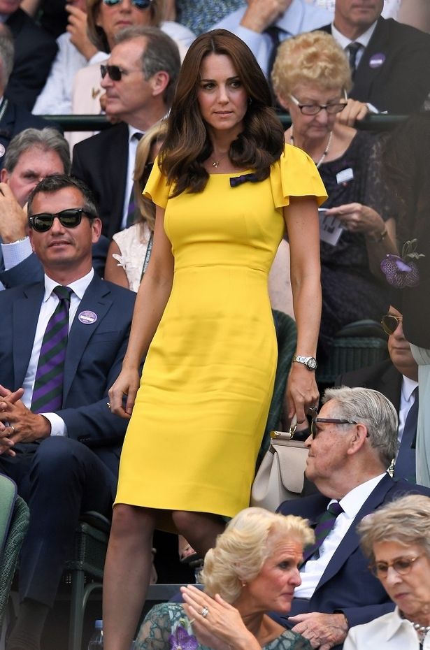 【写真を見る】ボディラインくっきりの真っ黄色のドレス、ウエストの細さに驚き！