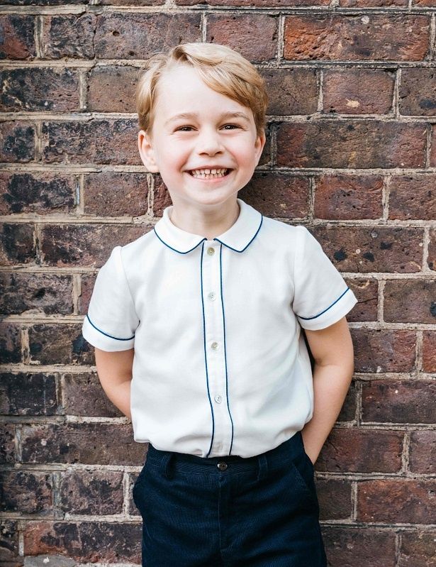 【写真を見る】輝かんばかりの満点スマイル！ジョージ王子の5歳公式写真をチェック