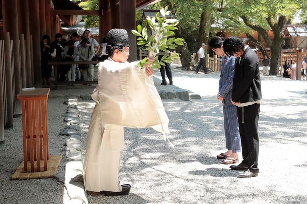 【写真を見る】その姿はまるで、叱られた子ども…小栗と菅田が熱田神宮でマジのお祓い！