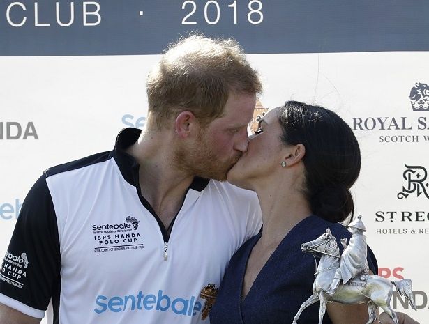 【写真を見る】決定的瞬間！ヘンリー王子とメーガン妃の熱いキス
