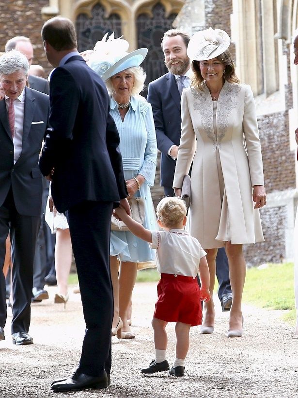 【写真を見る】ジョージ王子に微笑みかける、キャサリン妃の母・キャロルとカミラ夫人