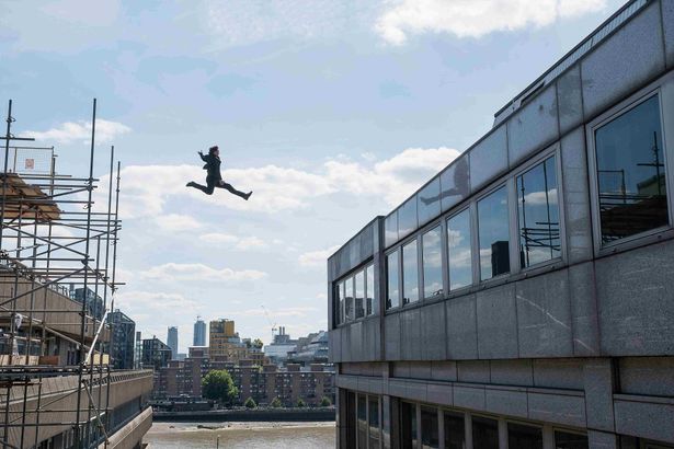 【写真を見る】ロンドンではトムが骨折!?奇跡のビルジャンプを見逃すな！