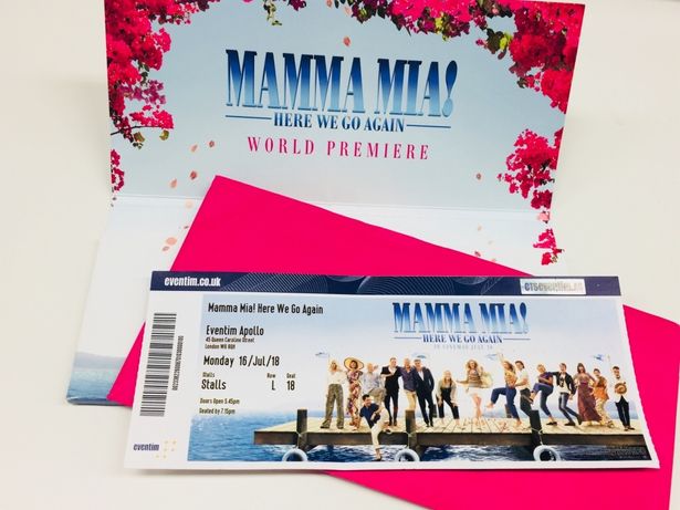 【写真を見る】ピンクの封筒に入った『マンマ・ミーア！』プレミアチケットは、写真に収めたくなる可愛さ！