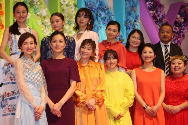 【写真を見る】篠原涼子、広瀬すずら11人の女優陣がテーマカラーのドレスで登壇