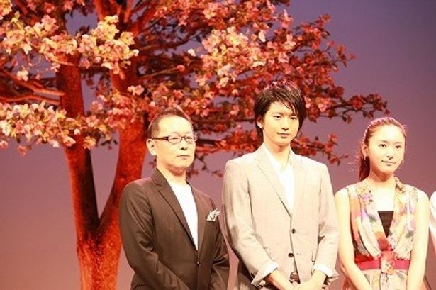会場では、劇中に登場したハナミズキの木が！左が土井裕泰監督