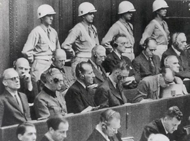 終戦後、ニュルンベルクで開かれた国際裁判の模様も収録