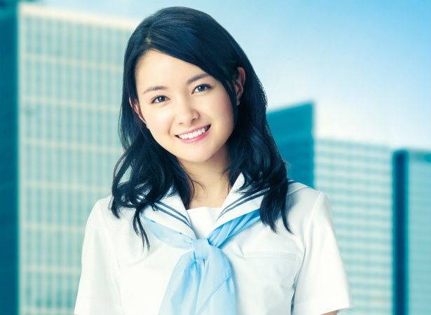 船見理緒(葵わかな)は、運命の恋を夢見る都会育ちのイマドキ女子高生