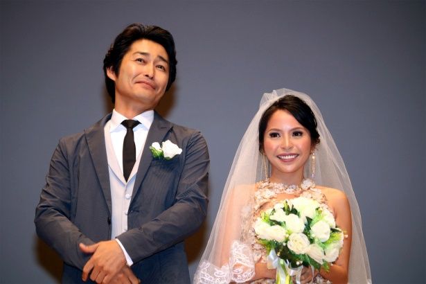 結婚式さながらのイベントに登壇した安田顕とナット・シトイ