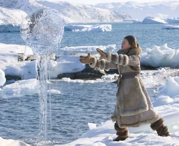 ニコラ・ペルツ演じる南の水の国のカタラ。カタラはウォーターベンダーだ