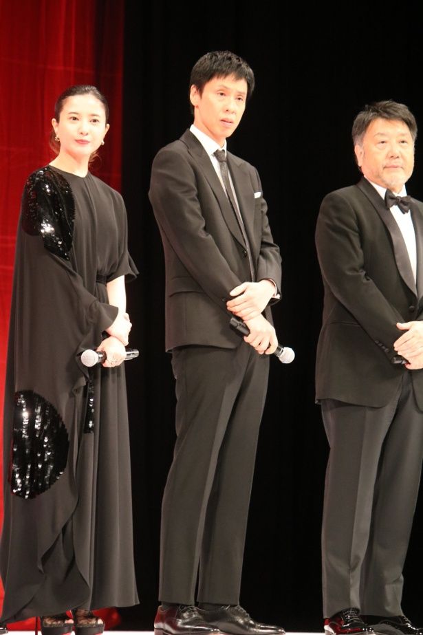 吉高由里子は、黒いスパンコールの刺繍が入った黒のドレスで登壇