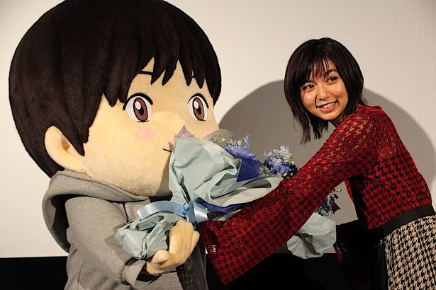 【写真を見る】上白石萌歌、『未来のミライ』くんちゃんから花束をもらって大きな笑顔！