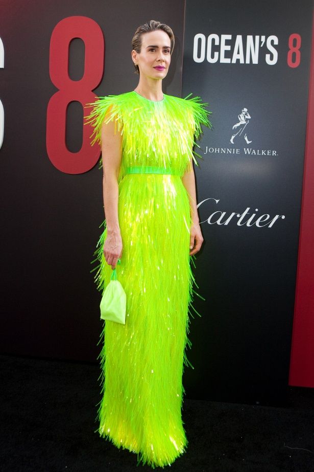 蛍光グリーンの個性派ドレスをまとったサラ・ポールソン