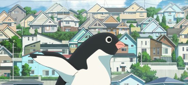 【写真を見る】カラフルな住宅街を走り抜ける！可愛すぎるペンギンの姿に胸キュン必至