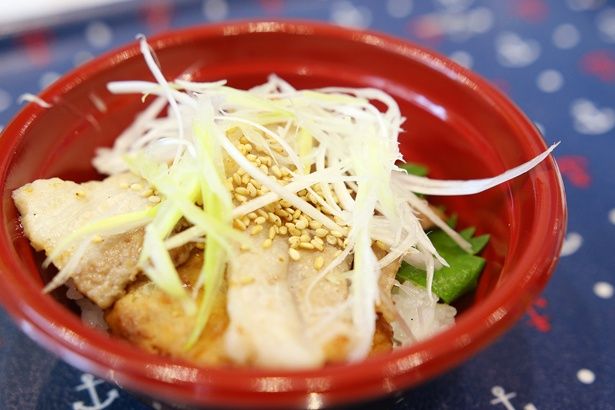 【写真を見る】『万引き家族』のロケ地・千葉県いすみ市の「じあとん丼」。サメ肉を揚げた郷土料理「じあじあ」と、「孤独のグルメ Season5」にも登場した豚肉の塩焼きを盛りつけている