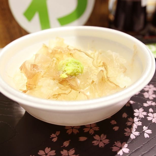 静岡県河津町の「河津わさび丼」。ご飯の上に鰹節と生わさびを乗せたシンプルな丼だが、「孤独のグルメ Season3」で井之頭五郎(松重豊)が食したことで話題に