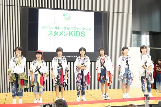 『万引き家族』の城桧吏が所属するユニット「スタメンKiDS」がダンスパフォーマンスを披露