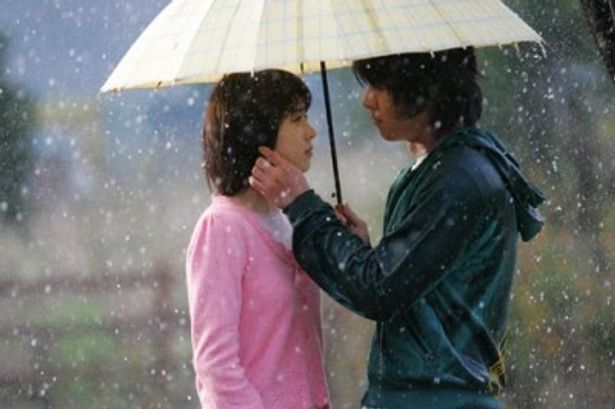 雨の中見つめあうふたりがピュアなキスを交わす