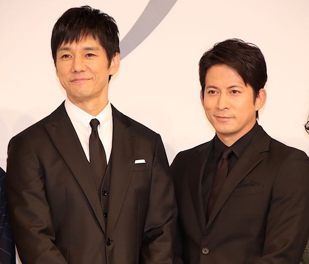 【写真を見る】初共演を果たした岡田准一と西島秀俊、笑顔で登場！