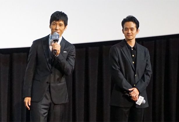岡田と共に舞台挨拶に登壇した、共演の西島秀俊と池松壮亮
