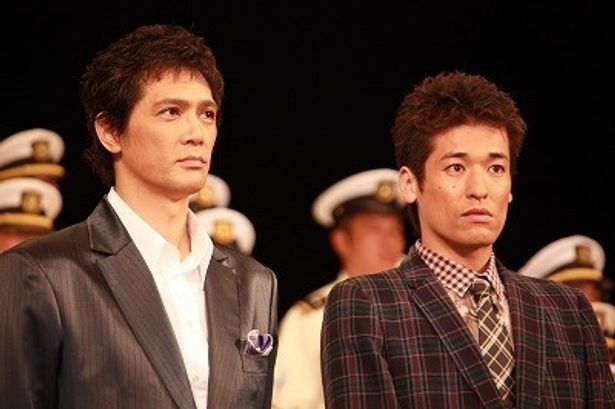 仙崎の弟分、吉岡哲也役の佐藤隆太(右)と、レガリアの設計主任・桜木役の加藤雅也