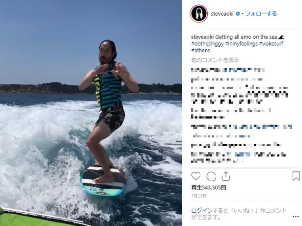 DJのスティーヴ・アオキは、器用にもサーフィンしながら披露！