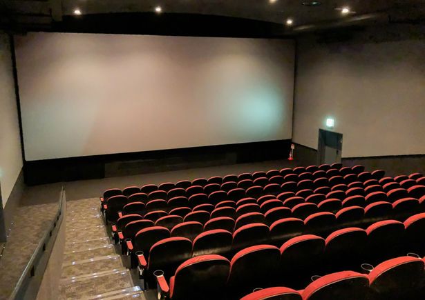 【写真を見る】パッと見は普通の映画館…!?上映が始まると、左右の壁がスクリーンに！