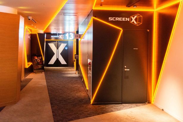 ScreenXの入口は近未来風のデザインに