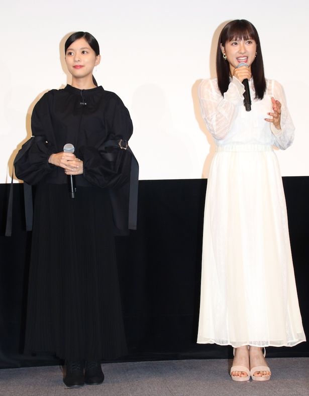 土屋太鳳と芳根京子、白と黒の対照的なカラーのドレスで登場