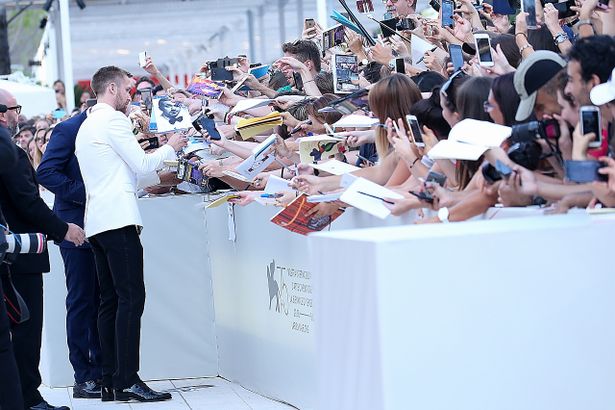 【写真を見る】ライアン・ゴズリングの神対応！サイン攻めに丁寧に応じる