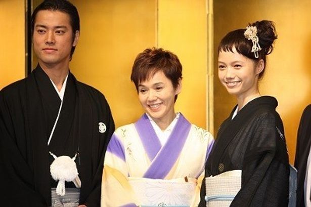 “完成披露宴”ということで、宮崎あおいや大竹しのぶ、桐谷健太が和装で登壇！