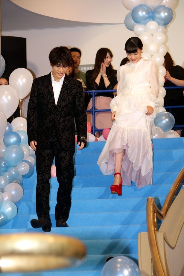 【写真を見る】岩田剛典と杉咲花がブルーのカーペットを歩く全身ショット