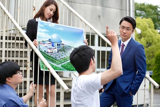 前田自身も、あらま学園を取り壊し再開発を推し進めようとする市役所職員・松本ヒロシ役で出演