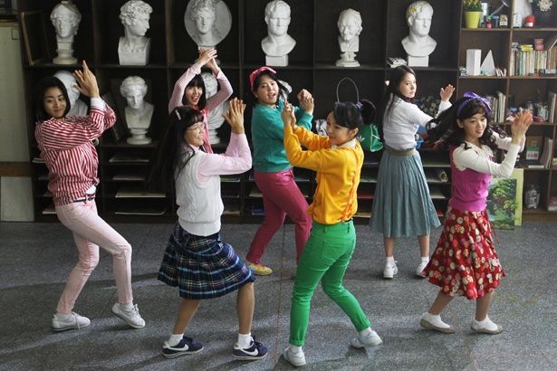 ダンスシーンで流れる洋楽も80年代後半の韓国という時代を象徴している(『サニー 永遠の仲間たち』) 