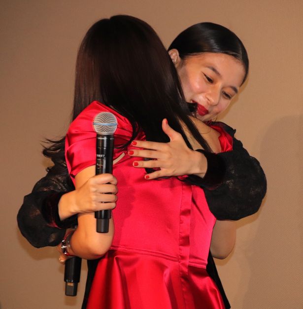 【写真を見る】土屋太鳳と芳根京子、感謝と愛を込めて熱い抱擁！