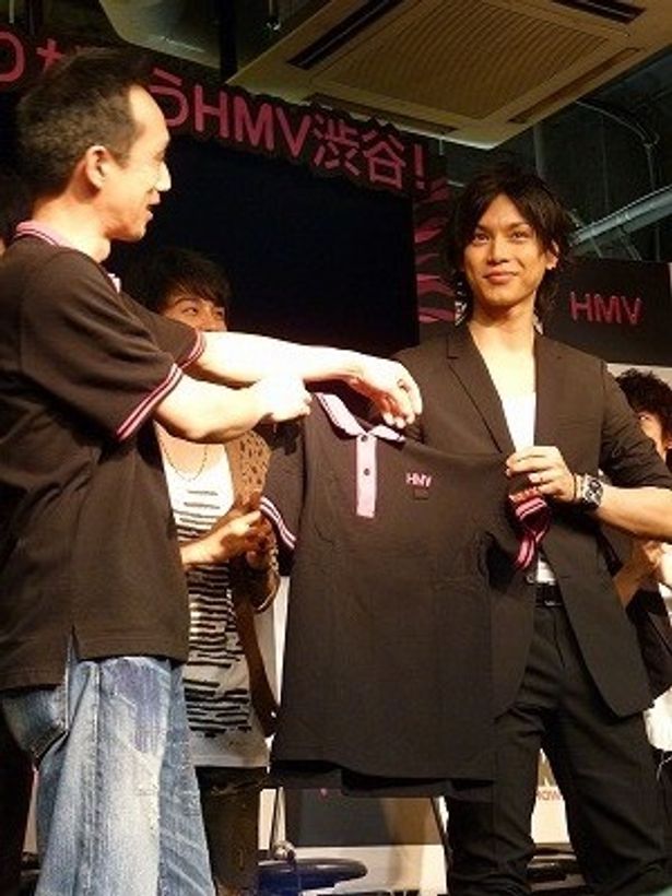HMV渋谷から特別Tシャツのプレゼントを受け取る水嶋