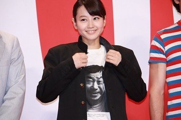 【写真をもっと見る】堀北真希は、学ランの中に着ていた赤塚不二夫Tシャツを笑顔で見せた