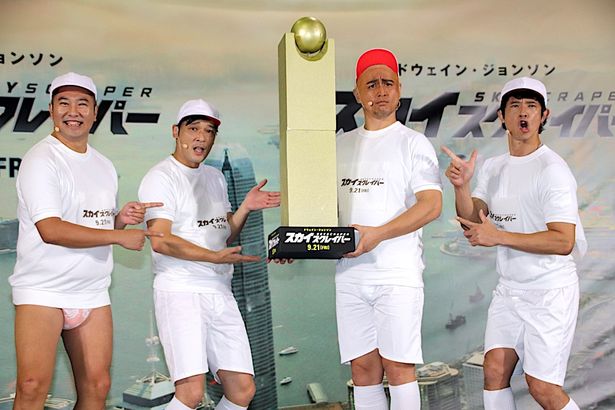 【写真を見る】パパ芸人と競い合ったガリットチュウ・福島、優勝トロフィーをゲット！