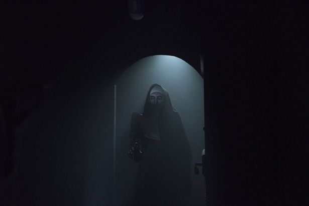 『死霊館』シリーズの中でも最恐キャラクターとして人気の悪魔のシスターが“ヴァラク”だ