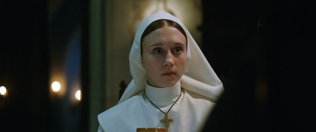 見習いシスターのアイリーンを演じるタイッサ・ファーミガは『死霊館』シリーズでロレッタ・ウォーレンを演じたヴェラ・ファーミガの妹