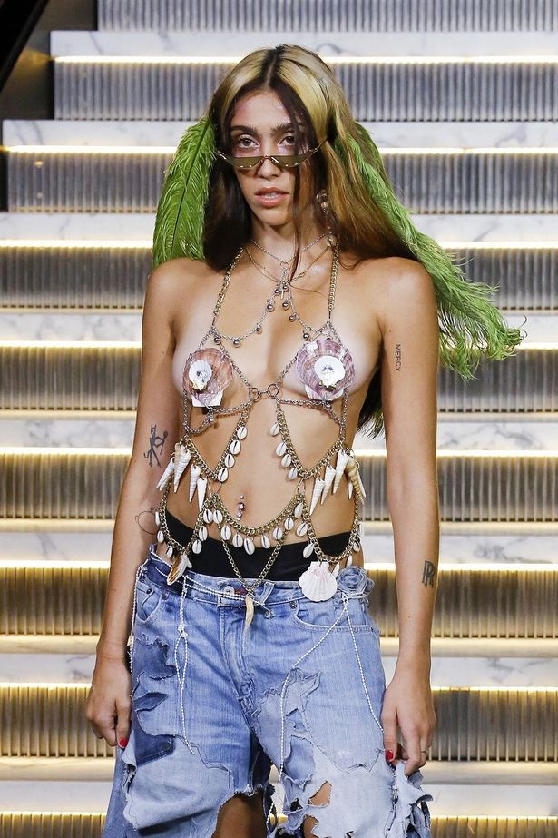 【写真を見る】マドンナの娘、貝殻で胸を隠した大胆なスタイルでファッションショーに登場！