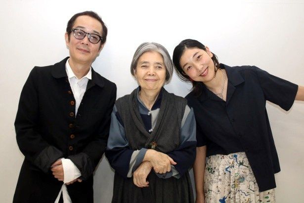 【写真を見る】『万引き家族』で共演したリリー・フランキー、安藤サクラとのインタビューで、にこやかな表情を浮かべた樹木希林