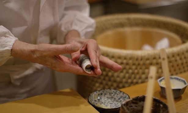 【写真を見る】魚の鮮度を極限まで生かした名店「すきやばし次郎」の握り