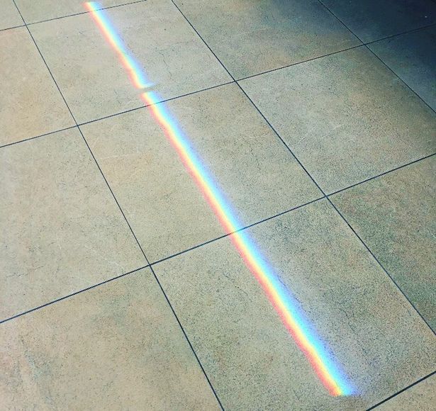 明け方の新宿駅で見つけた“虹”。撮影は、松本監督自身によるもの