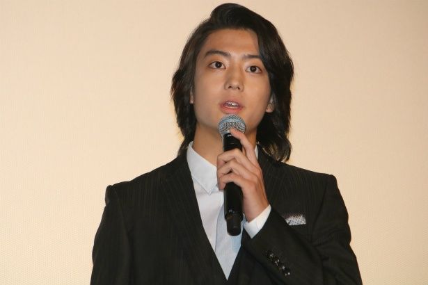 新谷亮介役の伊藤健太郎